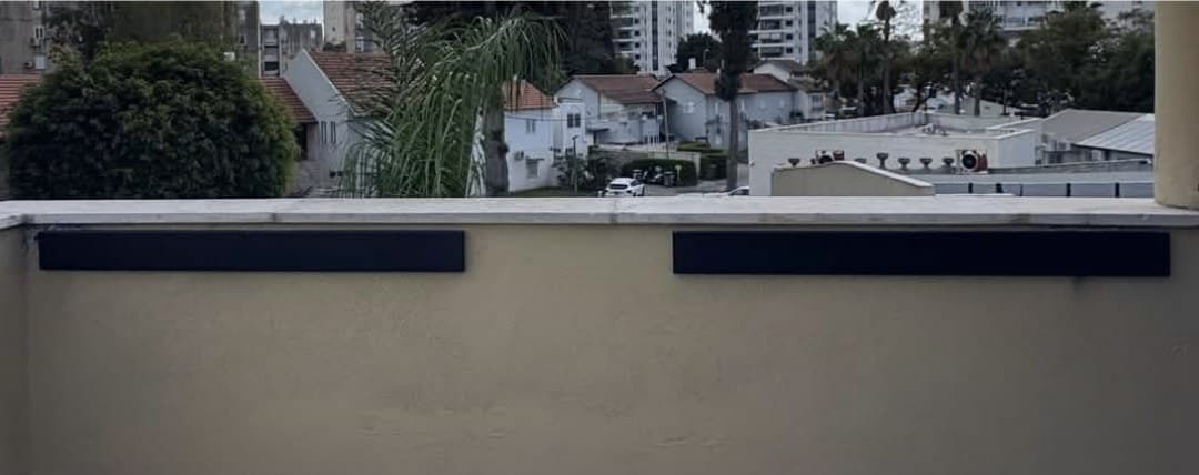 אותו קיר, המתלה מקופל לפס דק